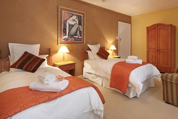 Burgundy Room - Accommodation in Durbanville - Le Petit Chateau