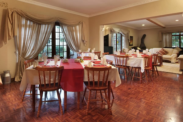 Burgundy Room - Accommodation in Durbanville - Le Petit Chateau